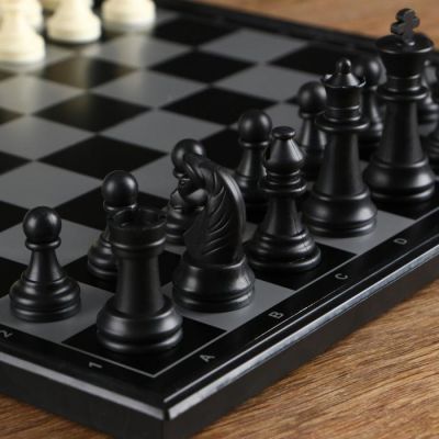 Игра настольная "Шахматы", магнитная доска 32 х 32 см